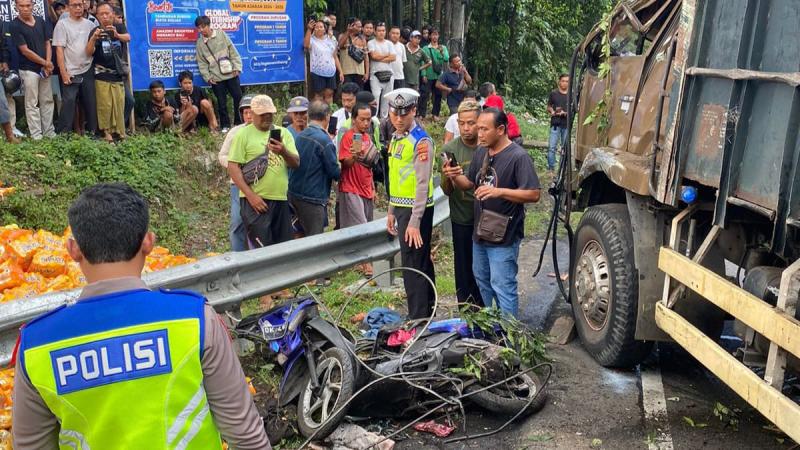 Pemotor Tewas Tertindih Truk Terguling Di Jembatan Tukad Yeh Nu | Bali ...